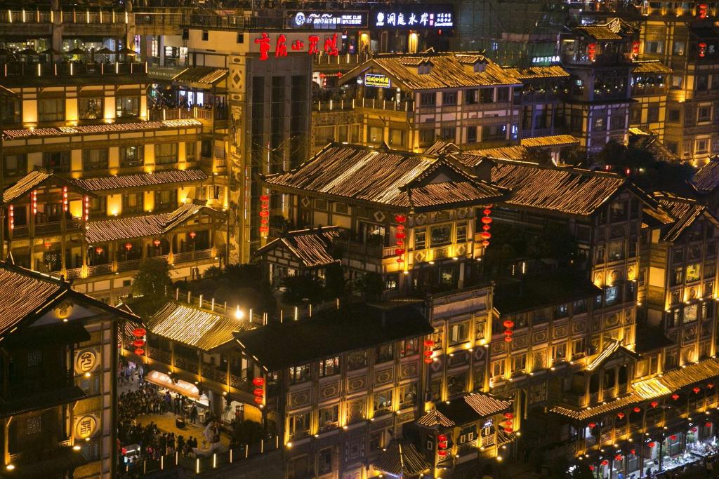 una vista aérea de una ciudad por la noche en Hilton Chongqing, en Chongqing