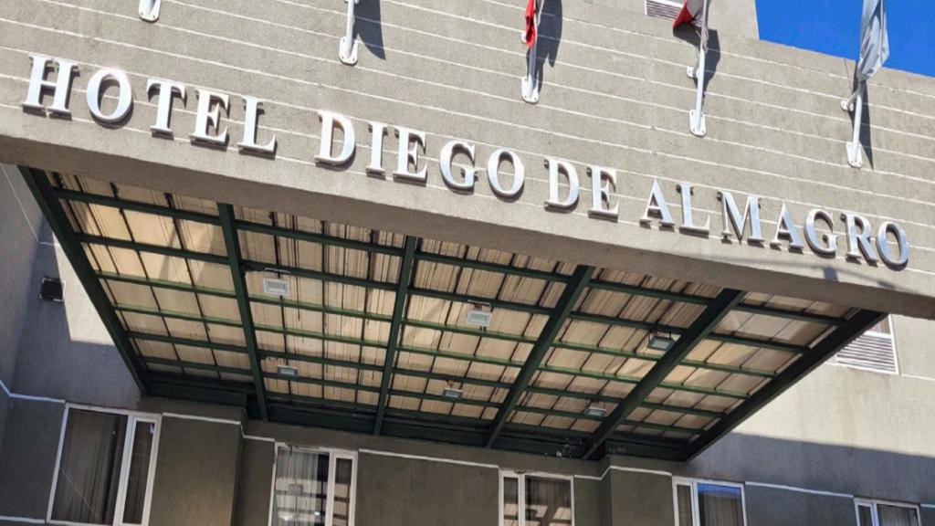 a building with the words hotel de la avenida at Hotel Diego De Almagro Rancagua in Rancagua