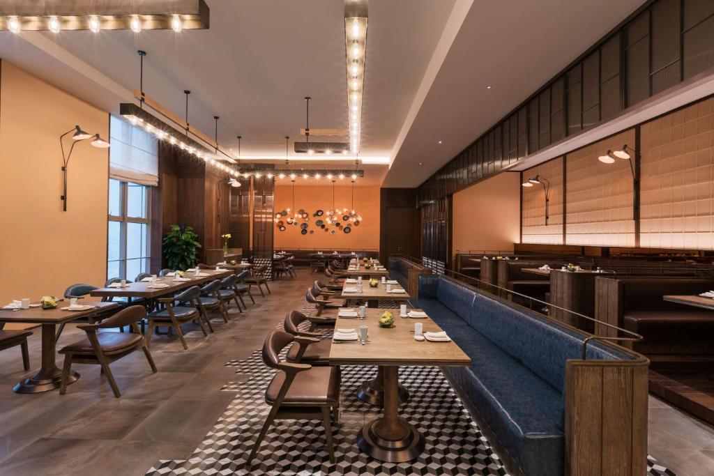 Restoran või mõni muu söögikoht majutusasutuses DoubleTree by Hilton Hotel Shiyan