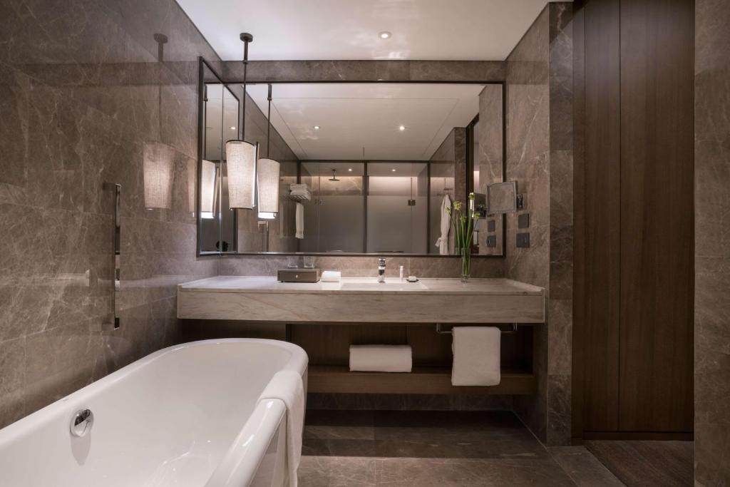 Vannituba majutusasutuses DoubleTree by Hilton Hotel Shiyan