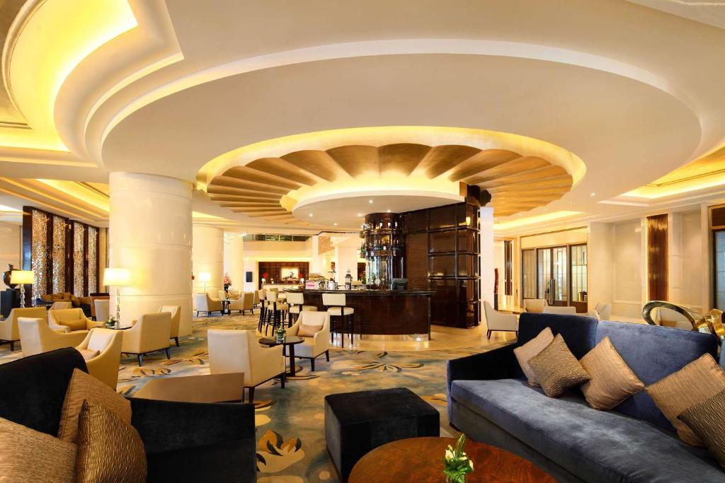 un vestíbulo con sofás y un bar en un edificio en DoubleTree by Hilton Hotel Putian, en Putian