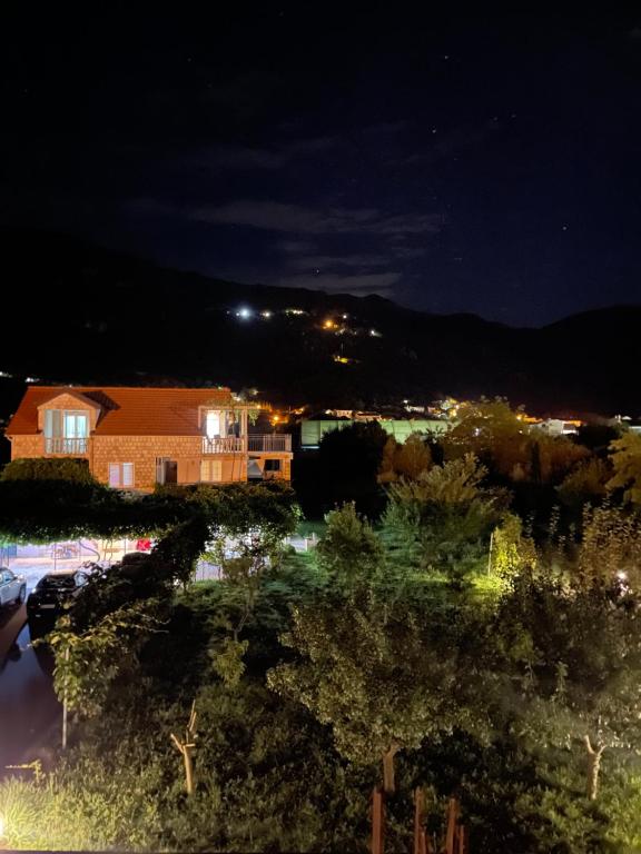 Nespecifikovaný výhled na hory nebo výhled na hory při pohledu z apartmánu