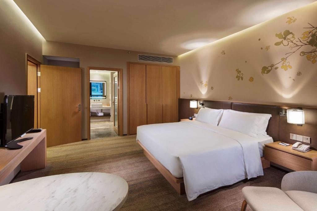 Postel nebo postele na pokoji v ubytování Hilton Garden Inn Shiyan