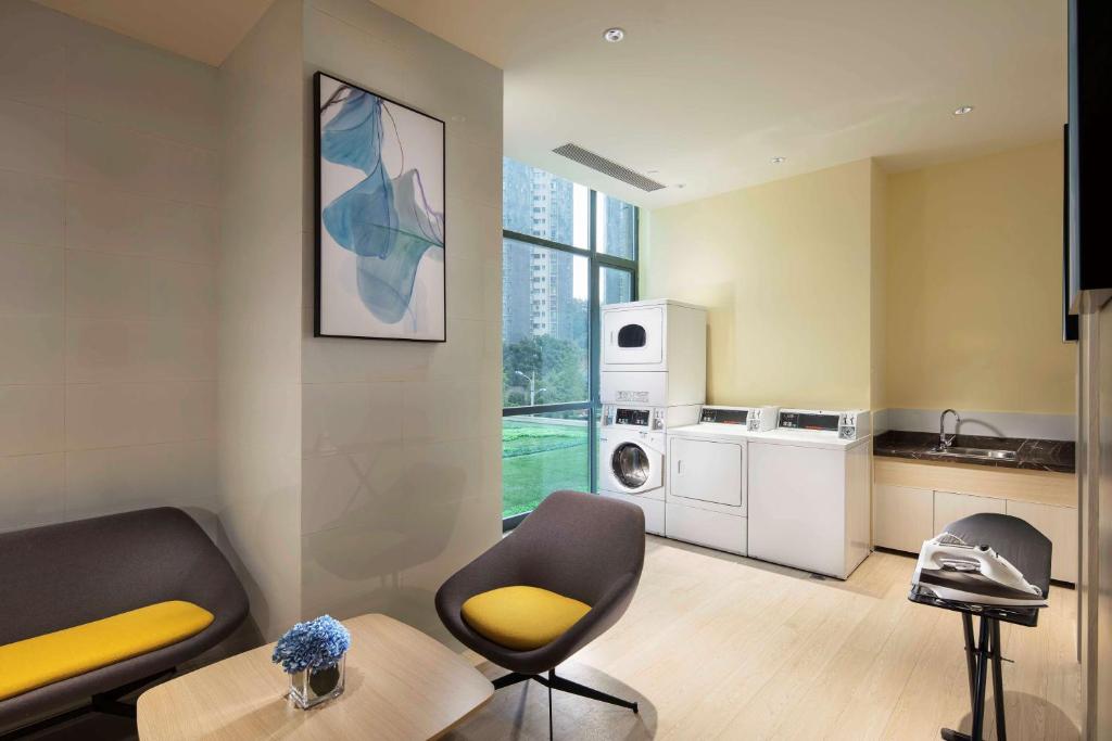 Kuchyň nebo kuchyňský kout v ubytování Hilton Garden Inn Shiyan