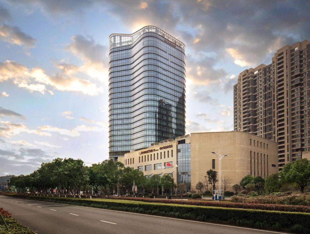 宁波宁波北仑世茂希尔顿逸林酒店的路边高大的玻璃建筑