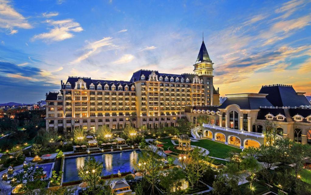 una vista aérea del hotel oriental mandarín en Hilton Qingdao Golden Beach - Beer Halls, en Huangdao