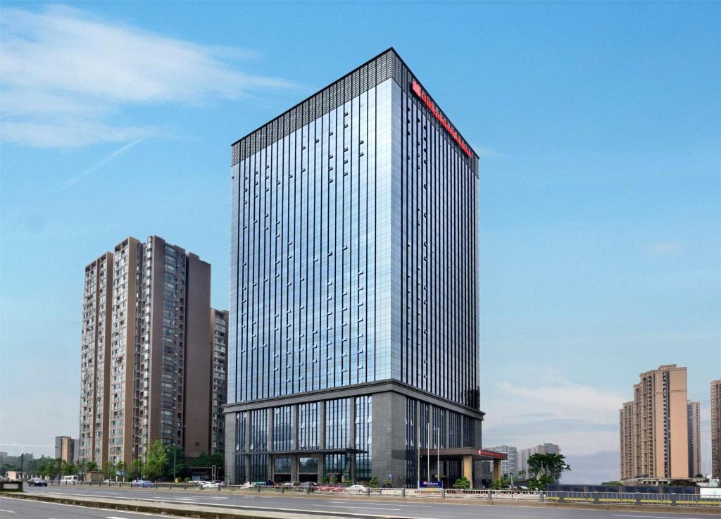 una representación de un edificio alto en una ciudad en Hilton Garden Inn Chengdu Huayang en Chengdú