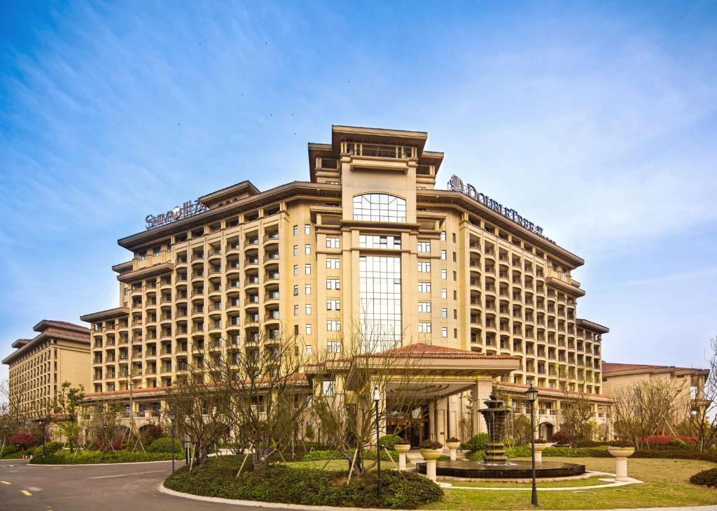 un grand bâtiment avec beaucoup de fenêtres dans l'établissement DoubleTree by Hilton Ningbo - Chunxiao, à Ningbo