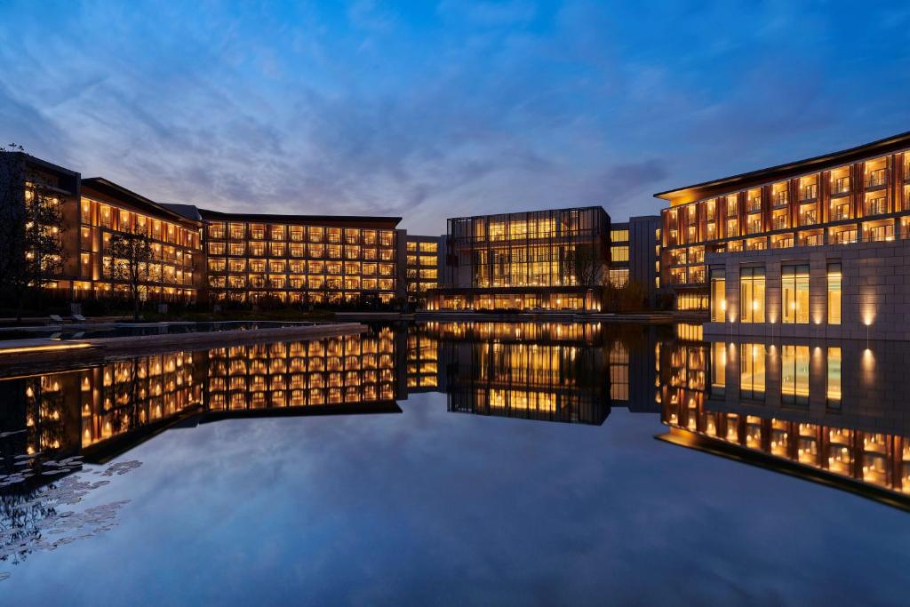 Výhled na řeku, která protéká v blízkosti hotelu
