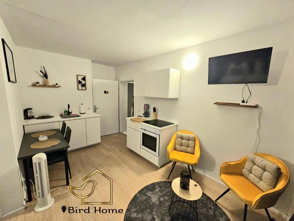 ein Wohnzimmer mit einer Küche und einem Esszimmer in der Unterkunft Bird Home Room 9 in Klagenfurt am Wörthersee