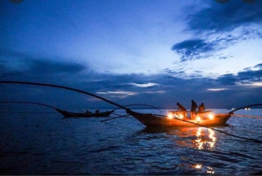 grupa ludzi na łodzi w wodzie w obiekcie MAISON DU LAC -Feel home with opening on Lake Kivu w mieście Rubavu
