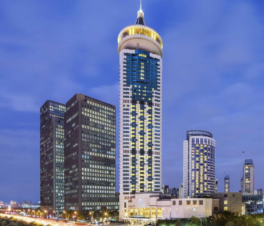 un grand bâtiment avec un dôme au sommet d'une ville dans l'établissement DoubleTree by Hilton Shanghai Pudong - Present welcome cookie, à Shanghai