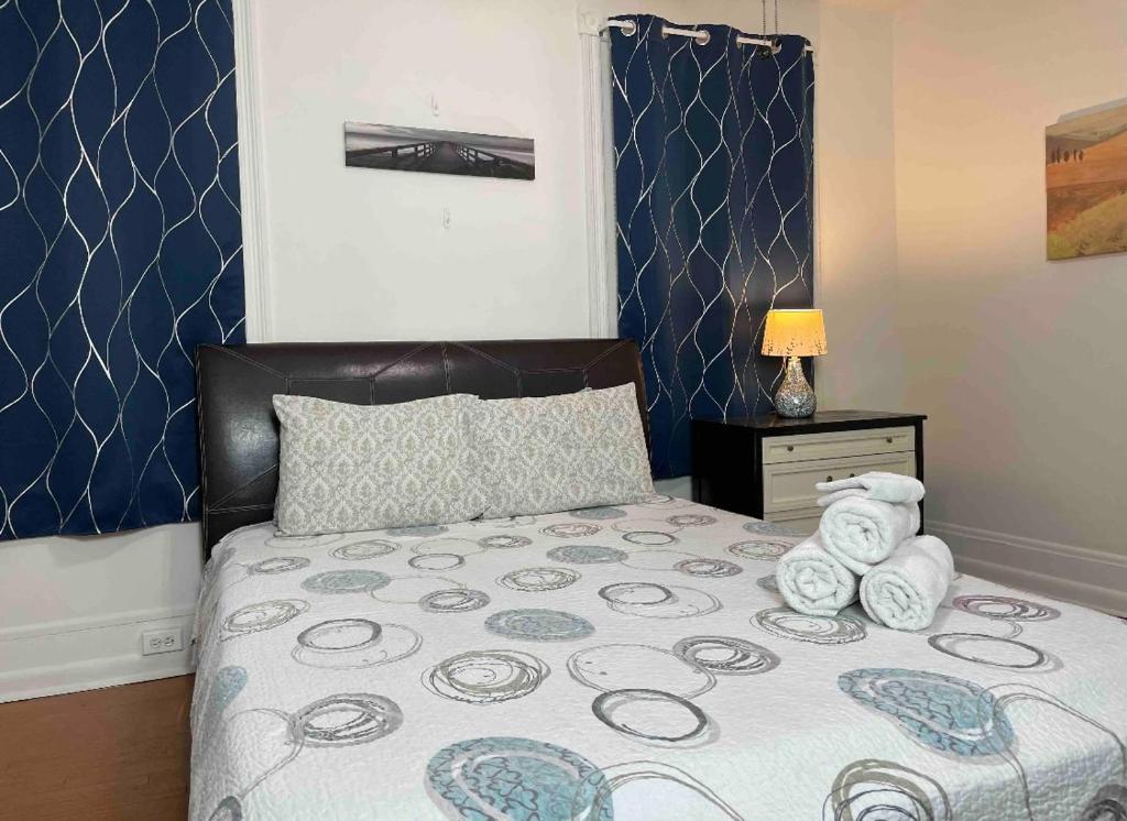sypialnia z łóżkiem z ręcznikami w obiekcie Home near University City w Filadelfii
