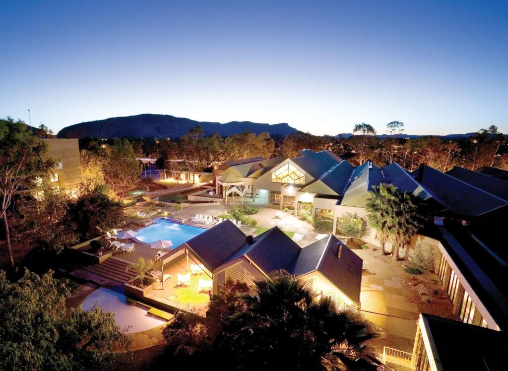 una vista aérea de una casa con piscina en DoubleTree by Hilton Alice Springs, en Alice Springs