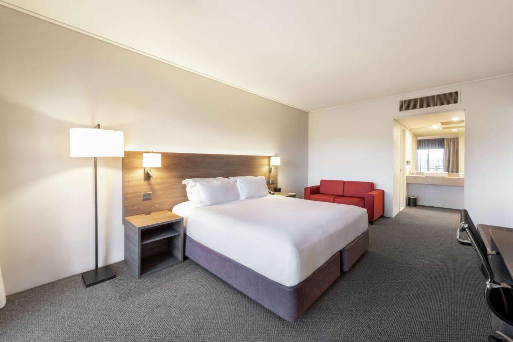 Postel nebo postele na pokoji v ubytování DoubleTree by Hilton Alice Springs