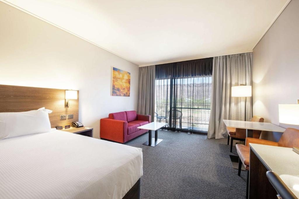 Postel nebo postele na pokoji v ubytování DoubleTree by Hilton Alice Springs