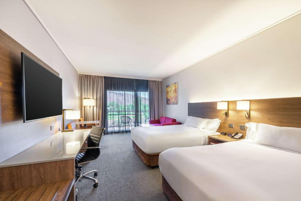 Postel nebo postele na pokoji v ubytování DoubleTree by Hilton Alice Springs
