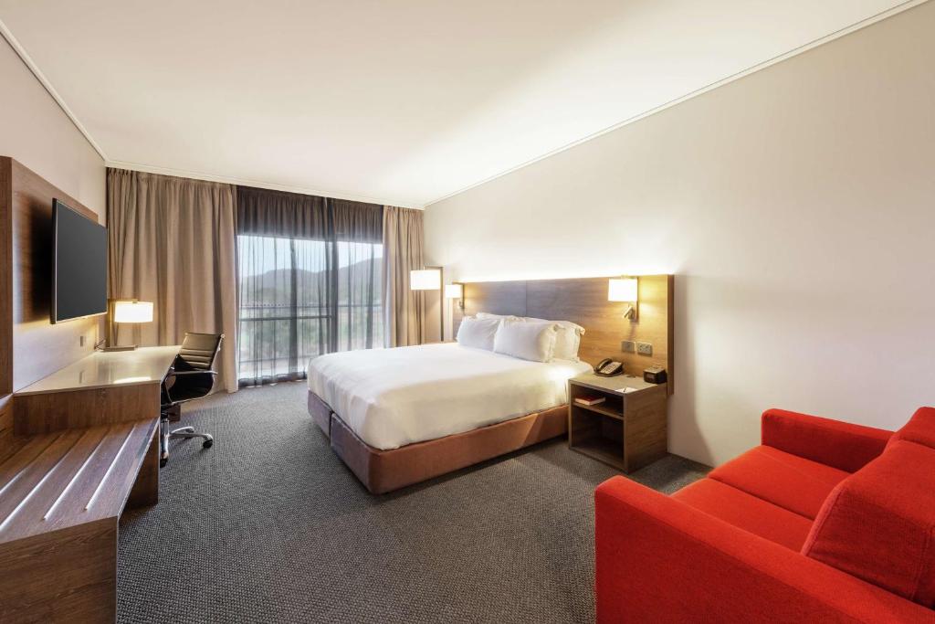 Postel nebo postele na pokoji v ubytování DoubleTree by Hilton Alice Springs