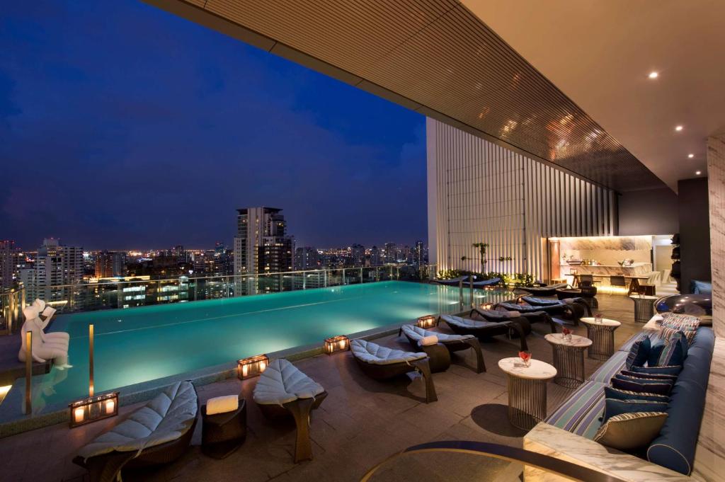曼谷的住宿－曼谷素坤逸希爾頓酒店，一座城市天际线建筑的顶部游泳池