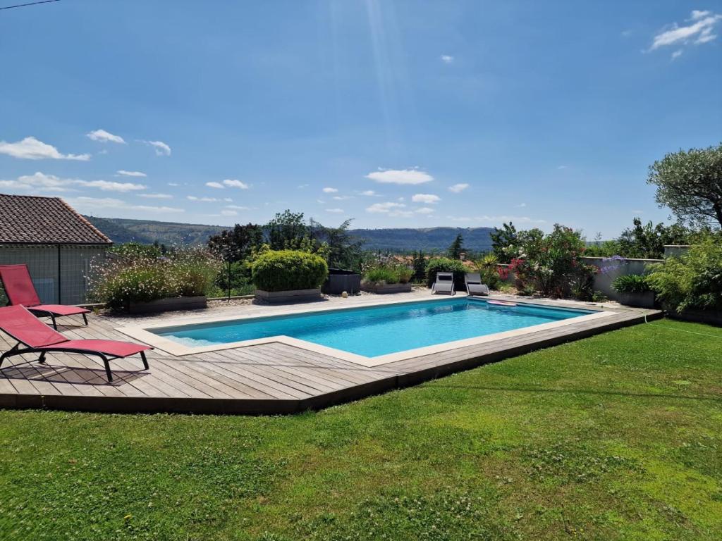einen Pool im Hinterhof mit Terrasse und Rasen in der Unterkunft Logement spacieux agréable in Saint-Privat