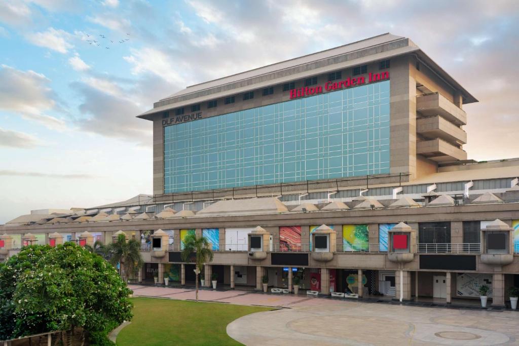 un edificio con un cartel en el costado en Hilton Garden Inn New Delhi/Saket en Nueva Delhi