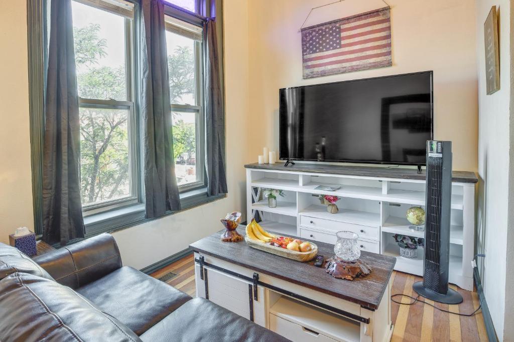 uma sala de estar com um sofá e uma televisão de ecrã plano em Downtown Montrose Apartment 12 Mi to Natl Park! em Montrose