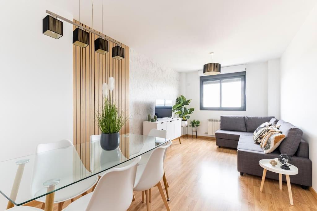 sala de estar con mesa de cristal y sofá en Home Sweet Home, en Madrid