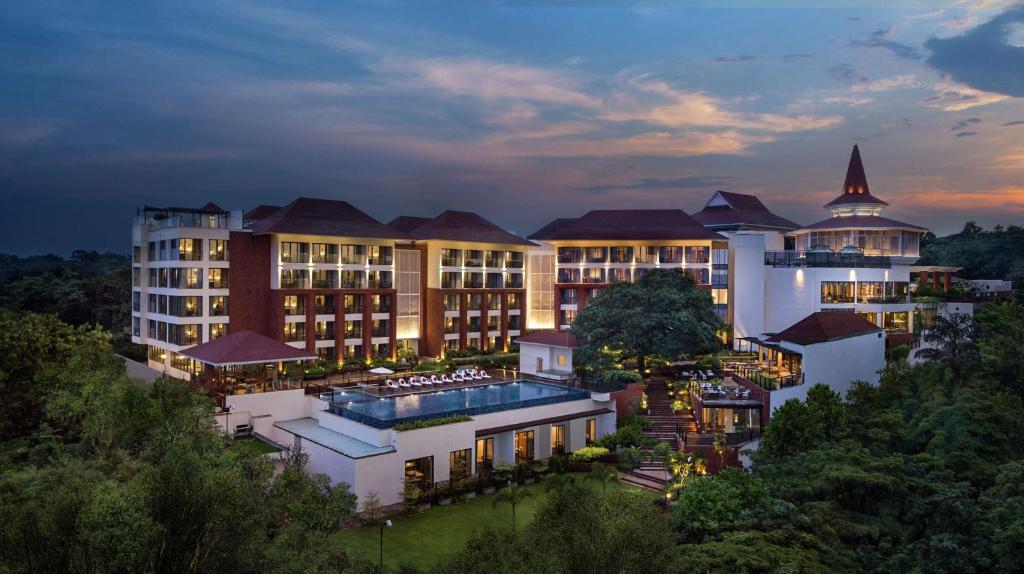 - une vue sur un bâtiment avec un complexe la nuit dans l'établissement DoubleTree by Hilton Goa - Panaji, à Panaji
