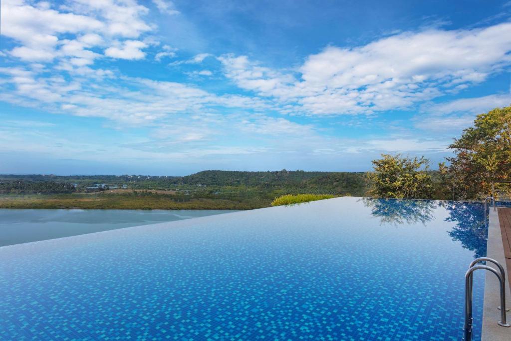 Bazén v ubytování DoubleTree by Hilton Goa - Panaji nebo v jeho okolí
