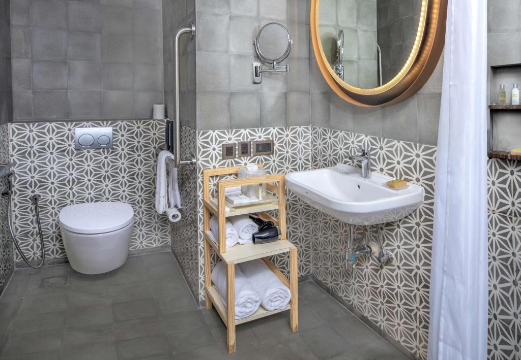 Koupelna v ubytování DoubleTree by Hilton Goa - Panaji