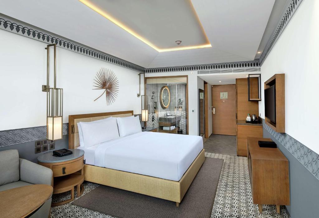 Postel nebo postele na pokoji v ubytování DoubleTree by Hilton Goa - Panaji