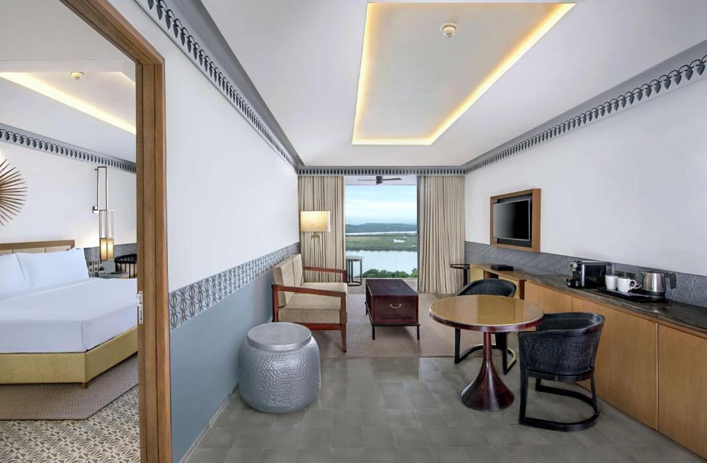 Postel nebo postele na pokoji v ubytování DoubleTree by Hilton Goa - Panaji