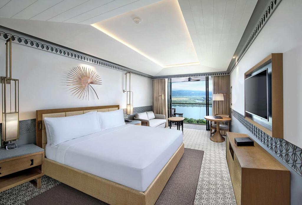 Postel nebo postele na pokoji v ubytování DoubleTree by Hilton Goa - Panaji