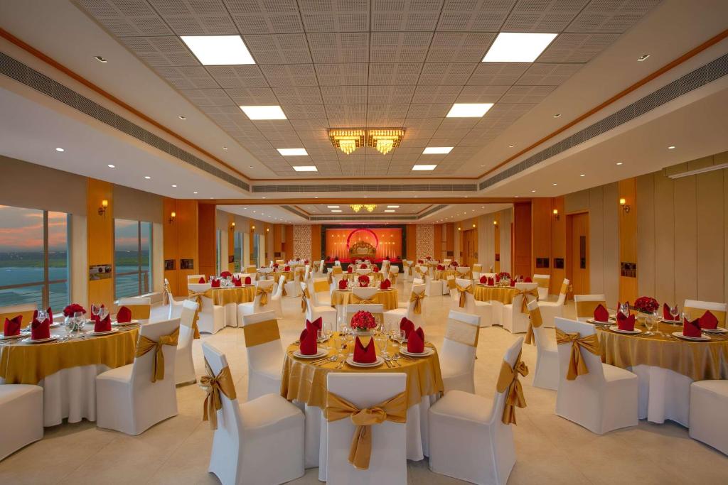 Restaurace v ubytování DoubleTree by Hilton Goa - Panaji