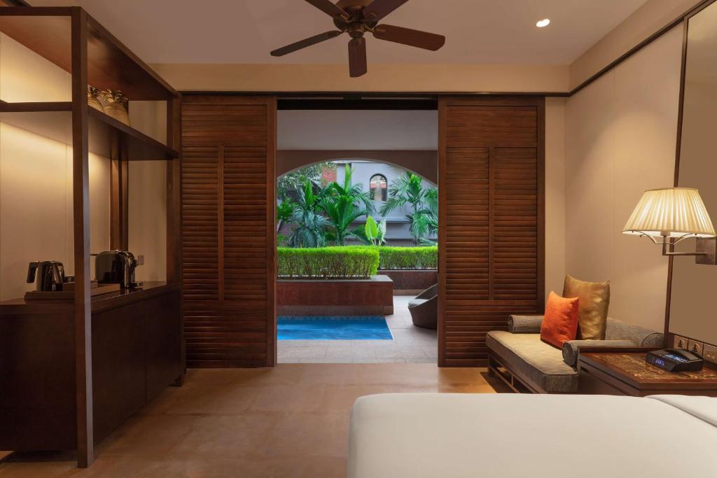 Postel nebo postele na pokoji v ubytování Hilton Goa Resort Candolim