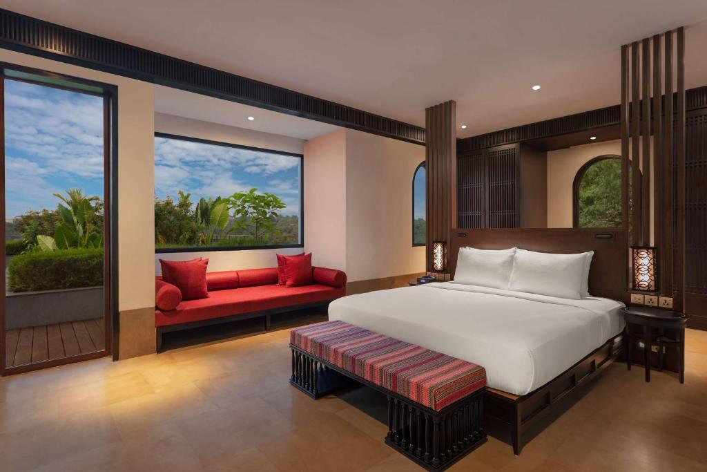 Postel nebo postele na pokoji v ubytování Hilton Goa Resort Candolim