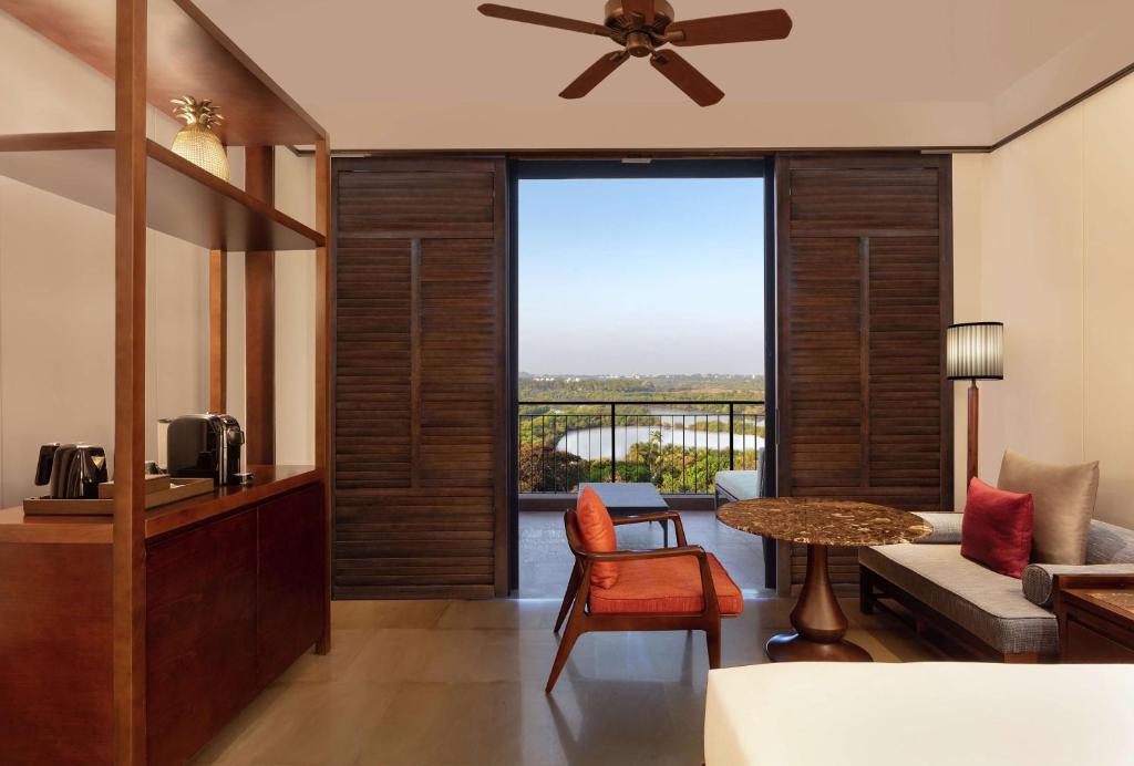 Postel nebo postele na pokoji v ubytování Hilton Goa Resort Candolim