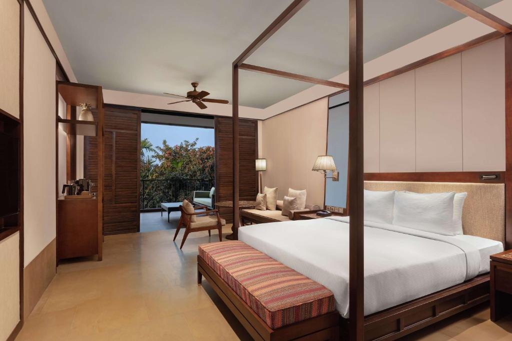 Postel nebo postele na pokoji v ubytování Hilton Goa Resort Candolim