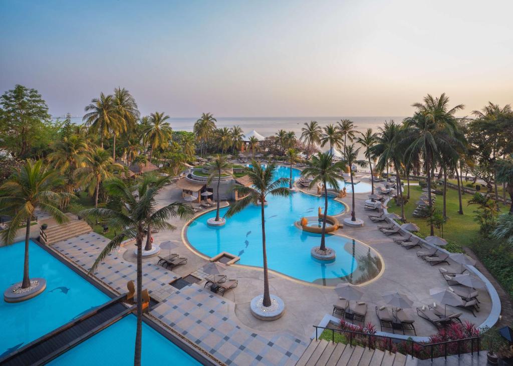 eine Luftansicht auf den Pool im Resort in der Unterkunft Hilton Hua Hin Resort & Spa in Hua Hin