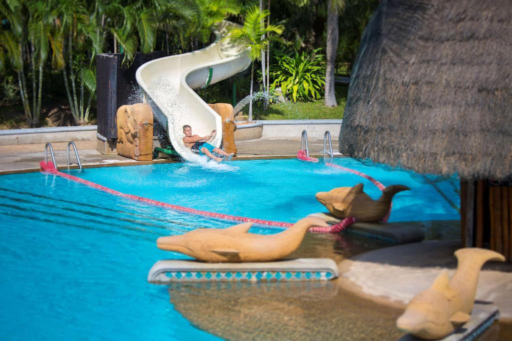 Bazén v ubytování Hilton Hua Hin Resort & Spa nebo v jeho okolí