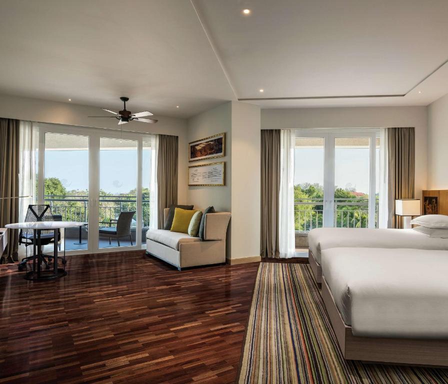 Postel nebo postele na pokoji v ubytování Hilton Hua Hin Resort & Spa