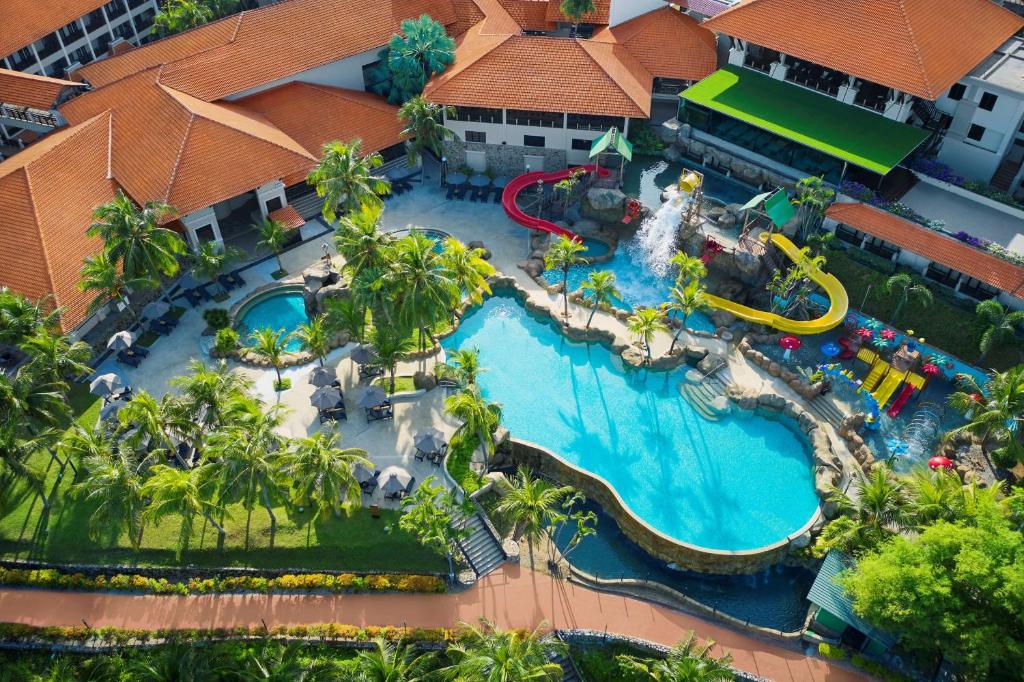 uma vista superior de uma piscina num resort em DoubleTree by Hilton Damai Laut em Lumut