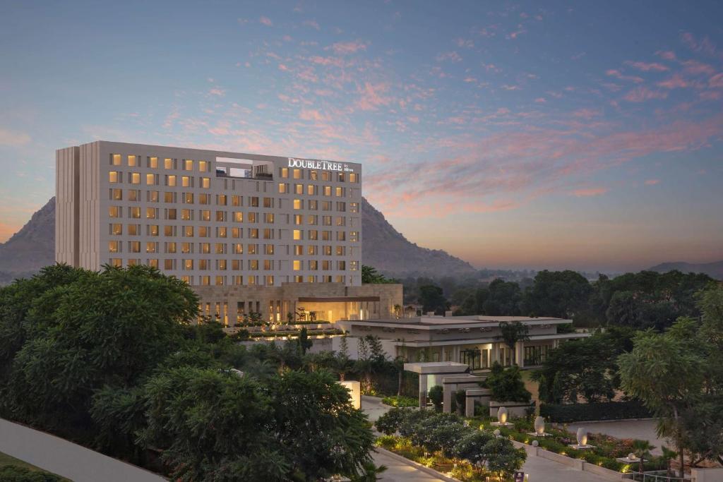 un hôtel avec une montagne en arrière-plan dans l'établissement Doubletree By Hilton Jaipur Amer, à Jaipur