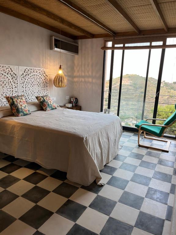 una camera con un letto e un pavimento a scacchi di El castillo de la Mora a Bédar