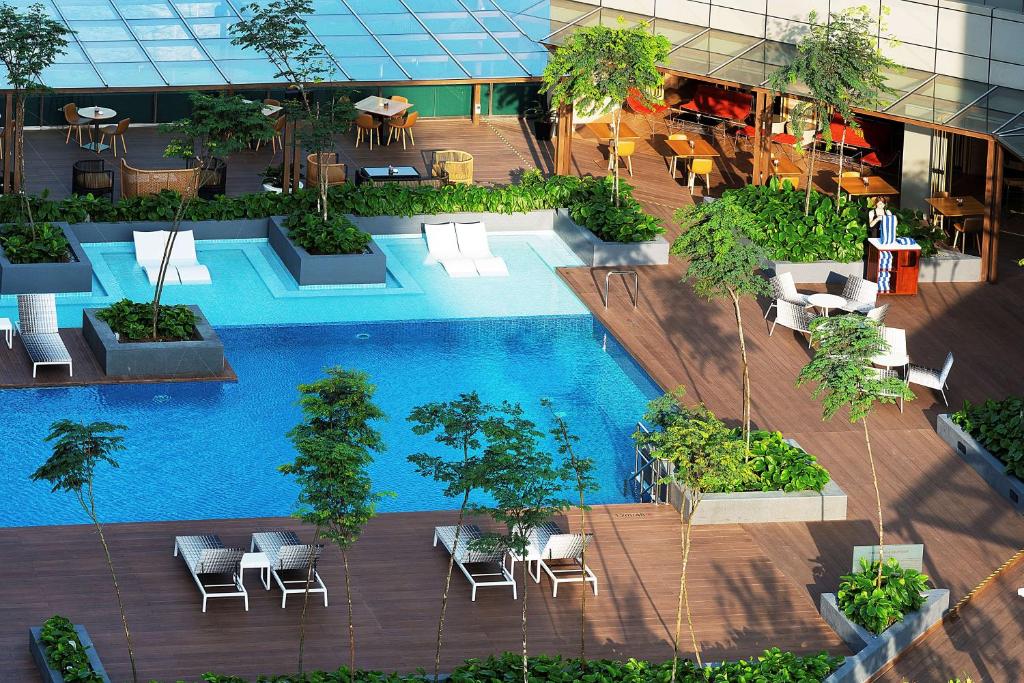 Výhľad na bazén v ubytovaní DoubleTree by Hilton Johor Bahru alebo v jeho blízkosti