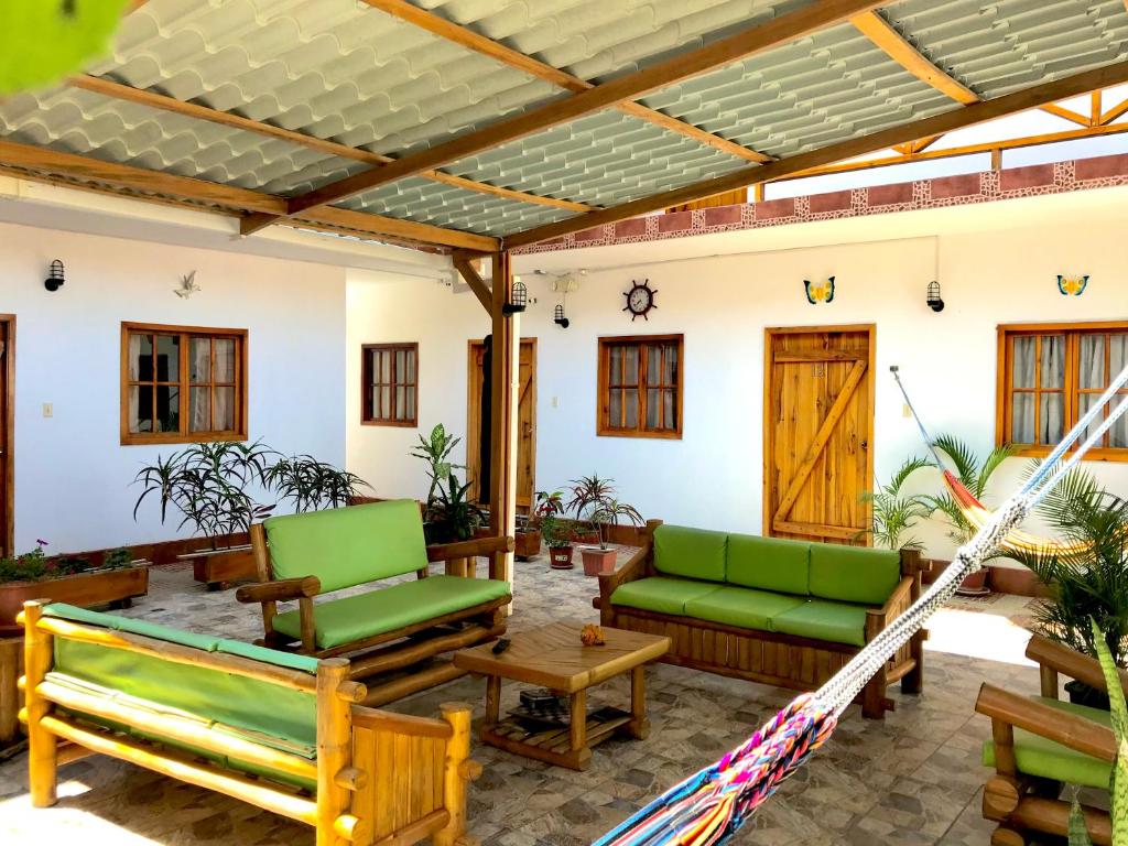 Posezení v ubytování Hostal Laurita Beach
