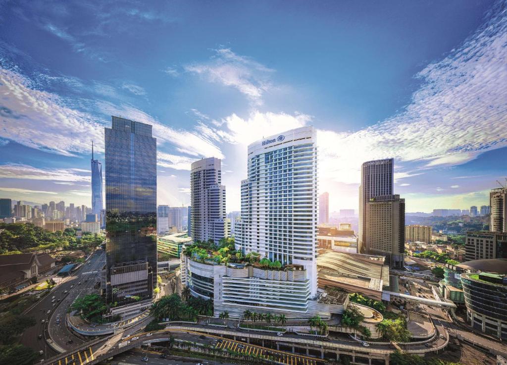 vistas a una ciudad con edificios altos en Hilton Kuala Lumpur, en Kuala Lumpur