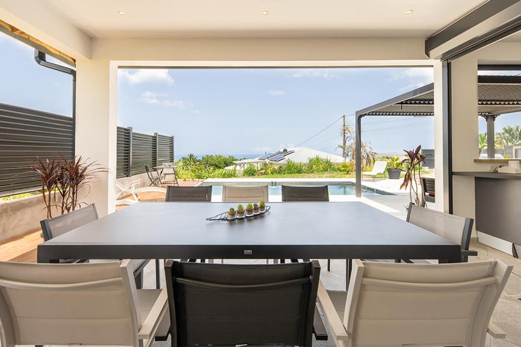 a dining room with a table and chairs at KAY SE MI in Case-Pilote