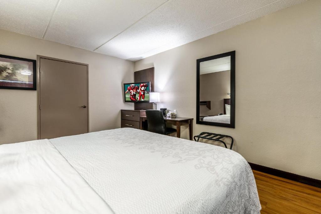 Red Roof Inn PLUS+ Nashville Airport photo