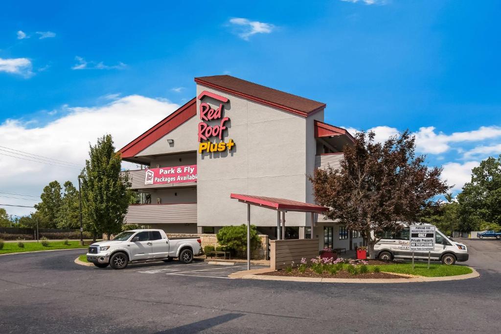 a fast food restaurant with cars parked outside of it at Red Roof Inn PLUS+ Nashville Airport in Nashville